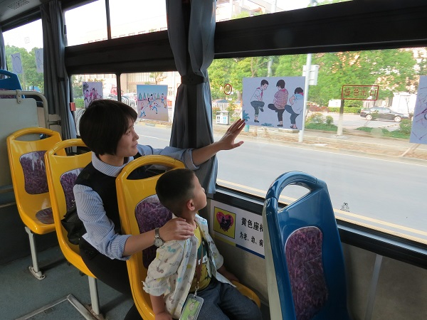 儿童节坐上公交车 和父母一起“丢沙包”“踢毽子”|沙包|踢毽子|儿童节_新浪新闻